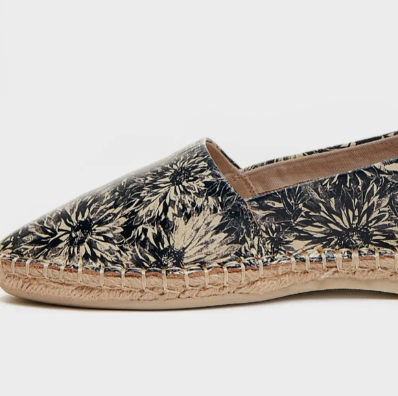 Kelsi Dagger Sunflower Print Black & White Espadrille Flats Never Worn New
